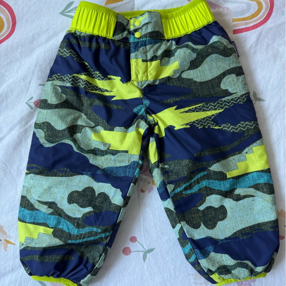 Patagonia baby snow pants. In great condition 6-12 months